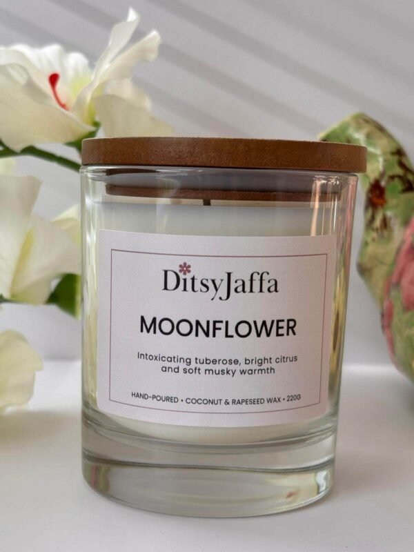 ditsyjaffa-moonflower-hand-poured-candle-close-up.jpg Close up of DitsyJaffa Moonflower hand-poured candle focusing on label