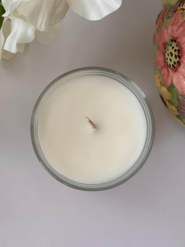 ditsyjaffa-moonflower-hand-poured-candle-flat-lay-top-view.jpg Flat lay top view of a DitsyJaffa Moonflower candle