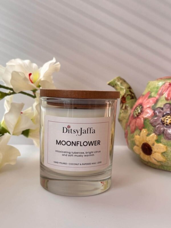ditsyjaffa-moonflower-hand-poured-candle.jpg DitsyJaffa Moonflower hand-poured candle in a glass jar with a wooden lid
