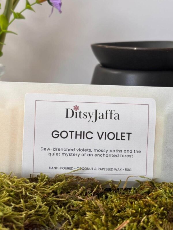 ditsyjaffa-gothic-violet-hand-poured-wax-melt-close-up.jpg Close up of DitsyJaffa Gothic Violet hand-poured wax melt focusing on label