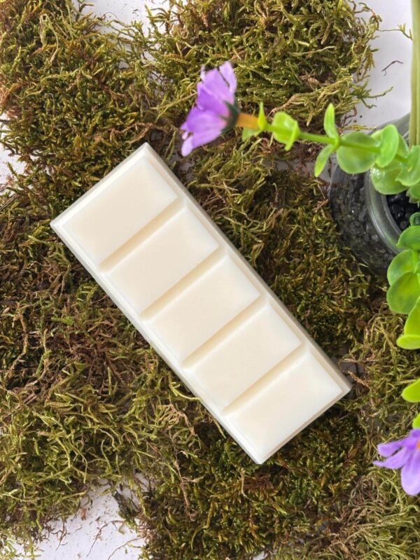 ditsyjaffa-gothic-violet-hand-poured-wax-melt-flat-lay-top-view.jpg Flat lay top view of a DitsyJaffa Gothic Violet wax melt snap bar