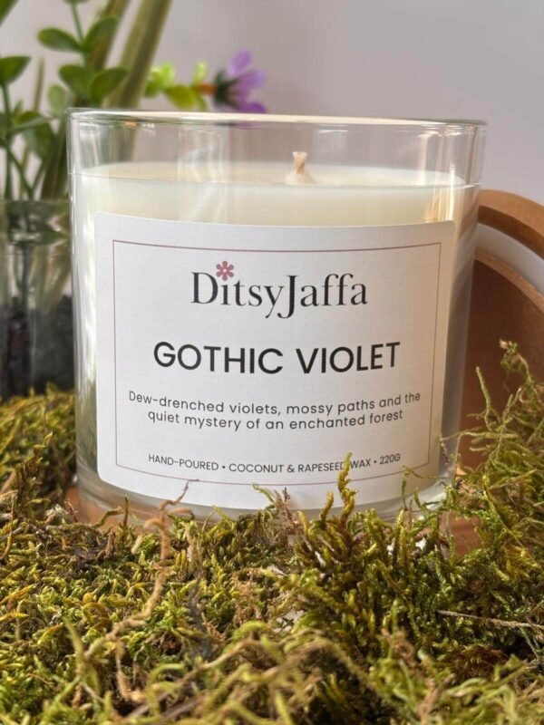 ditsyjaffa-gothic-violet-hand-poured-candle-close-up.jpg Close up of DitsyJaffa Gothic Violet hand-poured candle focusing on label