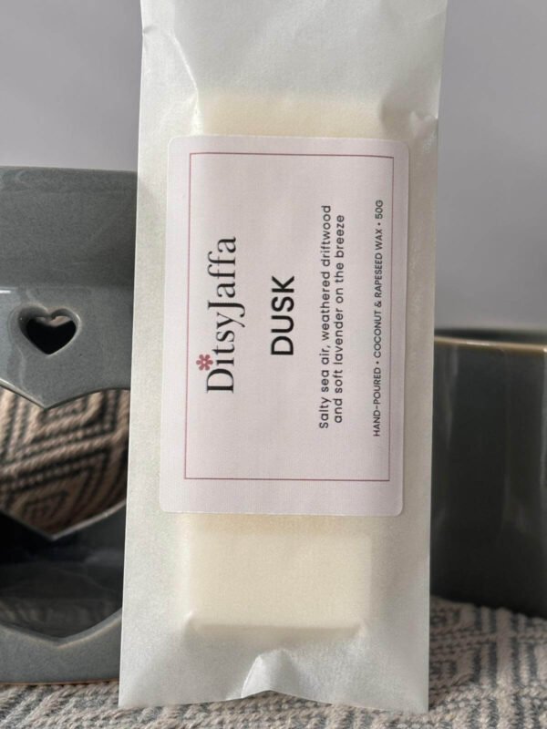 ditsyjaffa-dusk-hand-poured-wax-melt-close-up.jpg Close up of DitsyJaffa Dusk hand-poured wax melt focusing on label