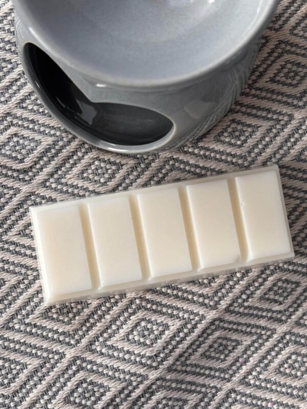 ditsyjaffa-dusk-hand-poured-wax-melt-flat-lay-top-view.jpg Flat lay top view of a DitsyJaffa Dusk wax melt snap bar