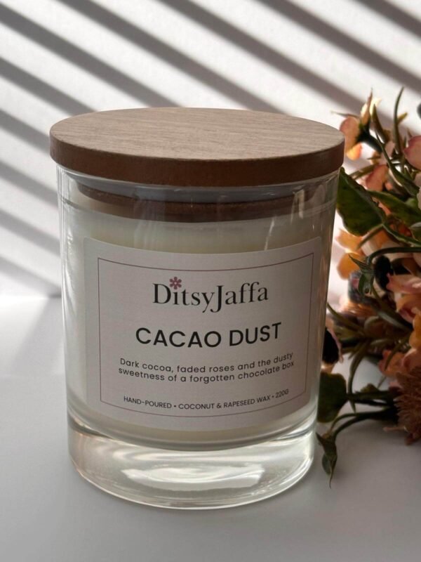 ditsyjaffa-cacao-dust-hand-poured-candle-close-up.jpg Close up of DitsyJaffa Cacao Dust hand-poured candle focusing on label