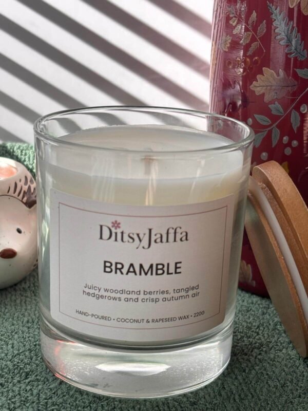 ditsyjaffa-bramble-hand-poured-candle-close-up.jpg Close up of DitsyJaffa Bramble hand-poured candle focusing on label