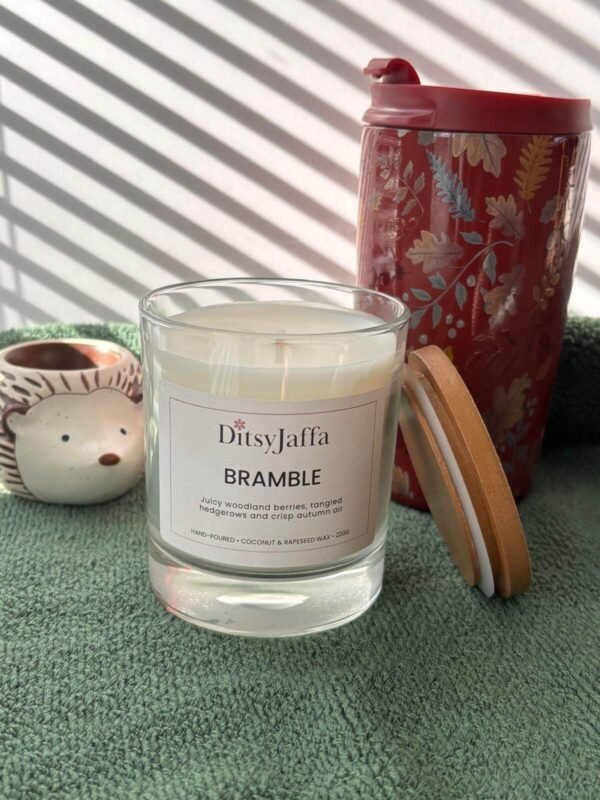 ditsyjaffa-bramble-hand-poured-candle.jpg DitsyJaffa Bramble hand-poured candle in a glass jar with a wooden lid