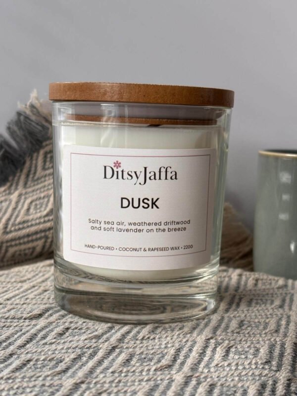 ditsyjaffa-dusk-hand-poured-candle-close-up.jpg Close up of DitsyJaffa Dusk hand-poured candle focusing on label