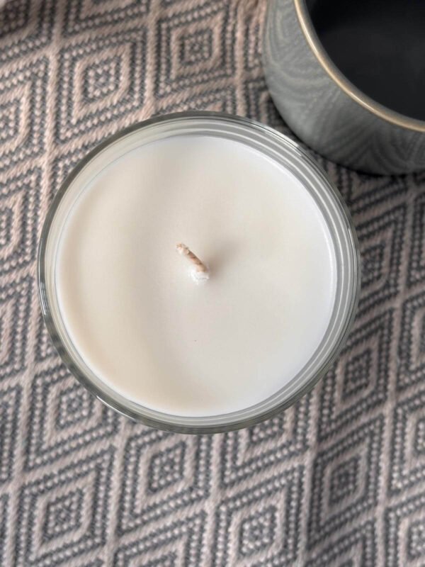 ditsyjaffa-dusk-hand-poured-candle-flat-lay-top-view.jpg Flat lay top view of a DitsyJaffa Dusk candle