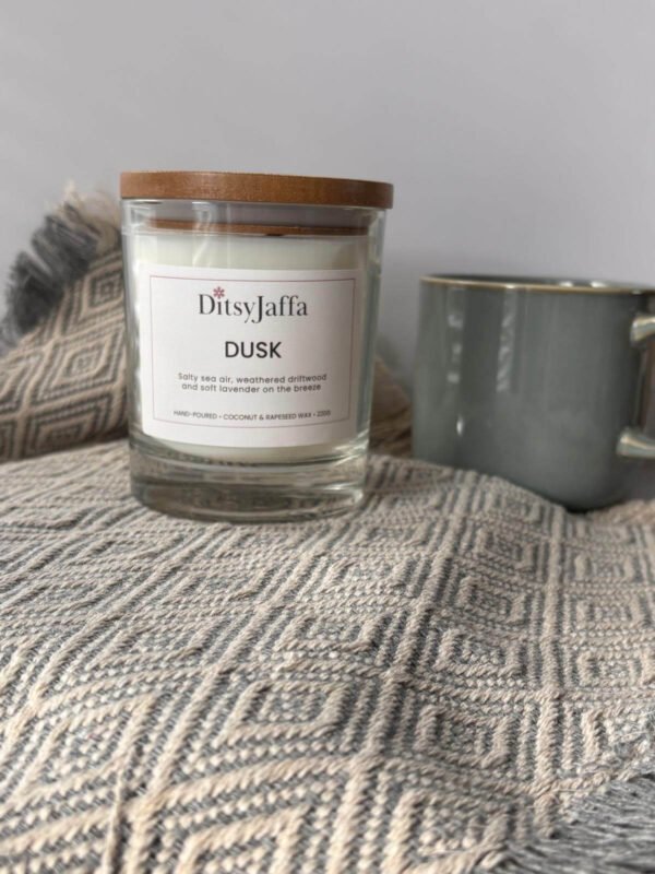 ditsyjaffa-dusk-hand-poured-candle.jpg DitsyJaffa Dusk hand-poured candle in a glass jar with a wooden lid